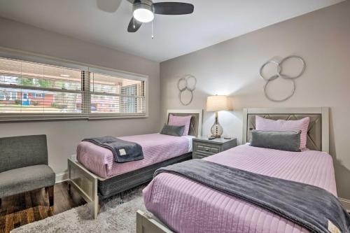 ein Schlafzimmer mit zwei Betten und einem Fenster in der Unterkunft Atlanta Retreat with Deck in Greenbriar Area! in Atlanta