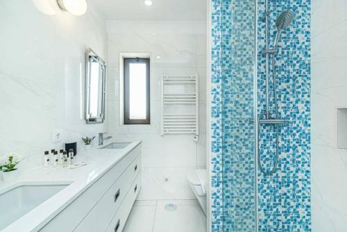 La salle de bains est pourvue d'une douche, d'un lavabo et de toilettes. dans l'établissement Matosinhos Wonderfull apartment by Innkeeper, à Matosinhos