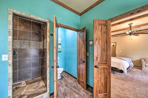 La salle de bains est pourvue d'une douche. dans l'établissement Spacious Lakeside Getaway with Fire Pit, à Stigler
