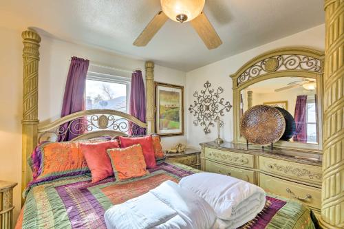 - une chambre avec un grand lit et un miroir dans l'établissement Pet-Friendly Dayton Vacation Rental!, à Dayton