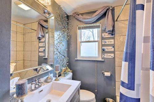 ein Badezimmer mit Waschbecken und Toilette und einem Fenster in der Unterkunft Pet-Friendly Dayton Vacation Rental! in Dayton