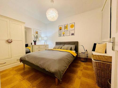 ein Schlafzimmer mit einem Bett und einer Kommode in der Unterkunft Porto Vita SeaView Apartment in St Paul's Bay