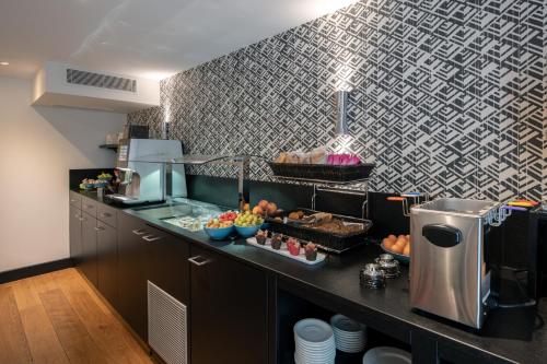 Kuchyň nebo kuchyňský kout v ubytování Hôtel Pax