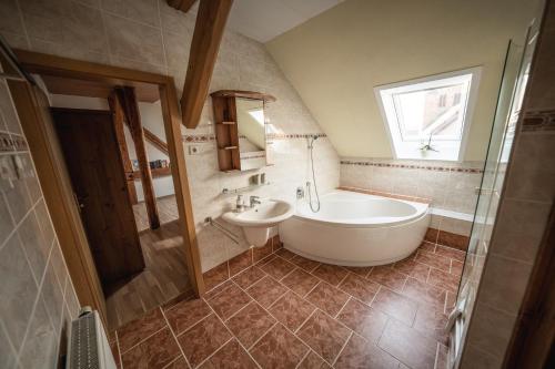 ein Badezimmer mit einer Badewanne und einem Waschbecken in der Unterkunft Helene in Vetschau