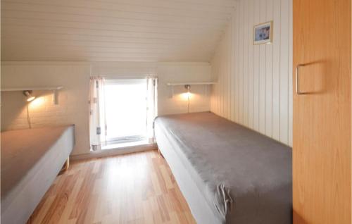 Habitación pequeña con 2 camas y ventana en Nice Home In Thisted With Wifi, en Thisted