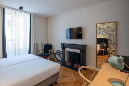 TV a/nebo společenská místnost v ubytování Hôtel Pax