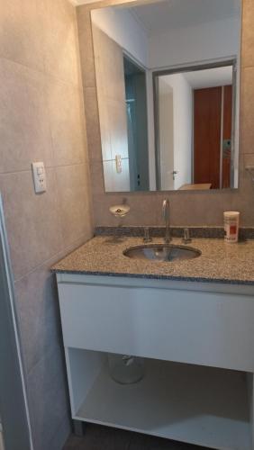 y baño con lavabo y espejo. en CAMPUS en Córdoba