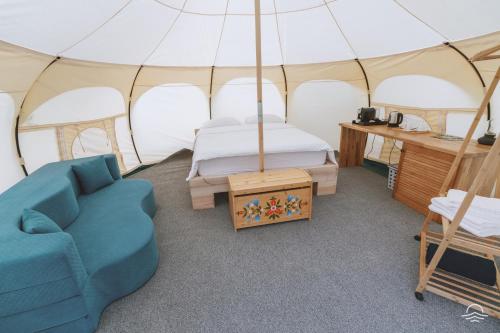 Tecuci的住宿－Zaga Zaga Sat，帐篷内的房间,配有一张床和椅子