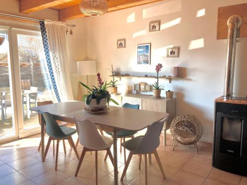 - une salle à manger avec une table et des chaises dans l'établissement Villa L'Epicléa, Chorges, entre lac et montagnes, à Chorges