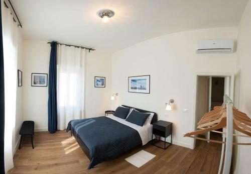 Schlafzimmer mit einem Bett und Holzboden in der Unterkunft B&B Porta 93 in Pistoia