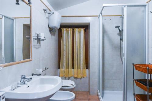 a bathroom with a sink and a toilet and a shower at Agriturismo Ponte Di Riocchio in Gubbio