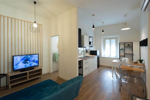 ein Wohnzimmer mit einem blauen Sofa und einem TV in der Unterkunft B&B Porta 93 in Pistoia