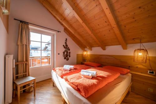 Schlafzimmer mit einem Bett und einem Fenster in der Unterkunft Ciasa Gianot - Shin in Moena