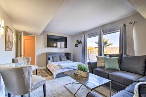 ein Wohnzimmer mit einem Sofa und einem Tisch in der Unterkunft Fountain Hills Home with Pool and Mountain Views in Fountain Hills