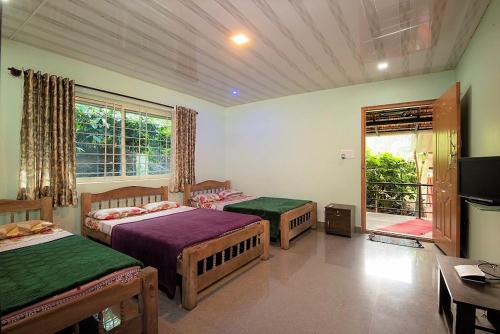 A bed or beds in a room at Hiddenvalley Stays - Riverside