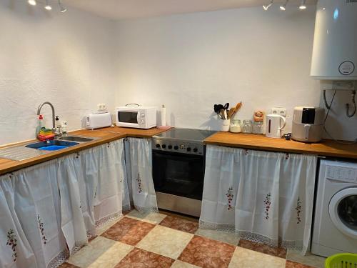 cocina con fregadero y lavavajillas en Casa Alora en Alora