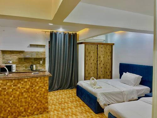 pokój hotelowy z 2 łóżkami i kuchnią w obiekcie Cheops Pyramids Inn w Kairze