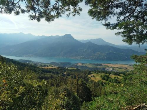 a view of a valley with a lake and mountains at Villa L'Epicléa, Chorges, entre lac et montagnes in Chorges