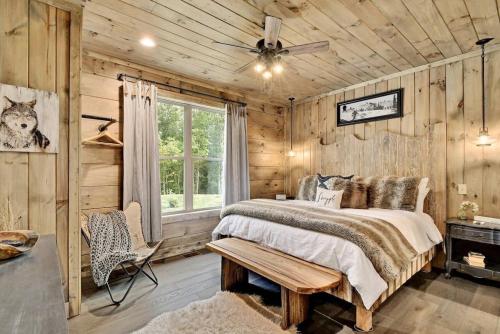 - une chambre avec des murs en bois, un lit et une fenêtre dans l'établissement Oakley's Mountain Modern Lodge - Luxury Family Cabin in Arts and Craft District, à Gatlinburg