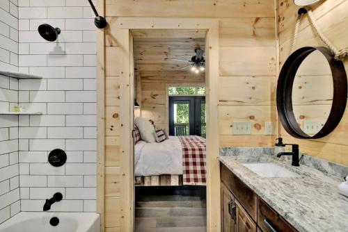 La salle de bains est pourvue d'un lavabo. dans l'établissement Oakley's Mountain Modern Lodge - Luxury Family Cabin in Arts and Craft District, à Gatlinburg