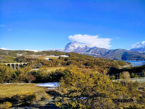 a view of a mountain with a bridge and a river at Villa L'Epicléa, Chorges, entre lac et montagnes in Chorges