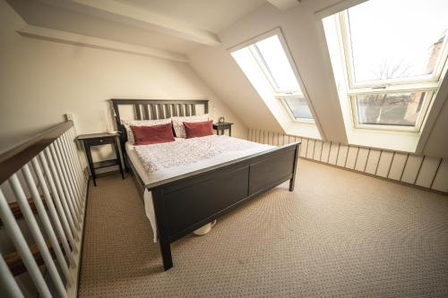 een slaapkamer met een bed met 2 kussens erop bij Ferienwohnung Josephine in Vetschau