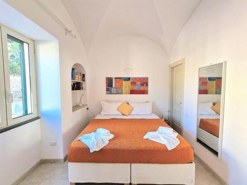 Casa Api في كابري: غرفة نوم عليها سرير وفوط