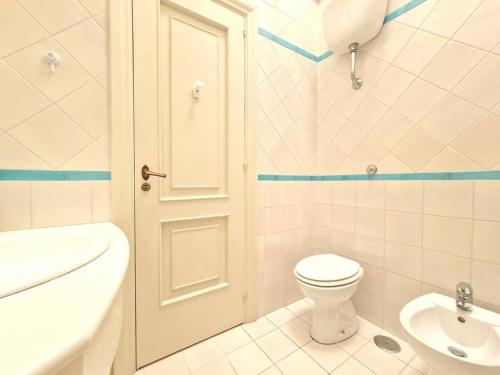 Casa Api في كابري: حمام ابيض مع مرحاض ومغسلة