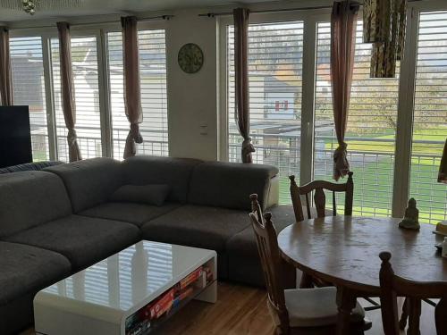 Wohnung Rheintal im Alpenvorland في Batschuns: غرفة معيشة مع أريكة وطاولة