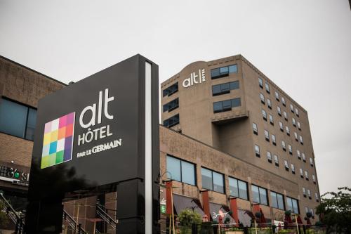aldi hotel sign in front of a building at Hôtel Alt Québec in Quebec City