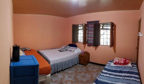 San IgnacioにあるBrisas de San Ignacioのベッドルーム1室(ベッド2台、窓2つ付)