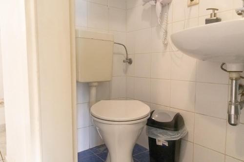 a bathroom with a toilet and a sink at Peerles 2BR Apt. Perfectly Situated&Well Connected in Vienna