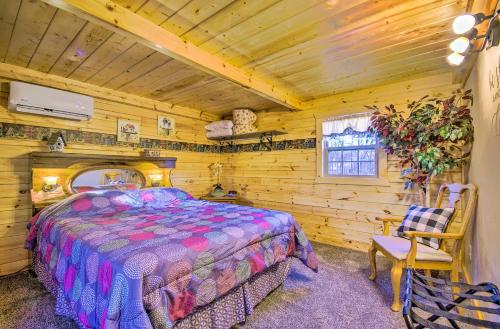 A bed or beds in a room at Florence Cabin with On-Site Creek!