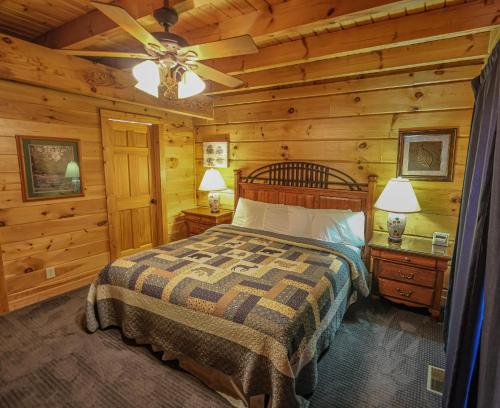 Ένα ή περισσότερα κρεβάτια σε δωμάτιο στο Lazy Bear Lodge