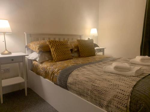 ein Schlafzimmer mit einem Bett mit zwei Handtüchern darauf in der Unterkunft Cheerful 2 Bedroom Cottage in Central Canterbury in Kent