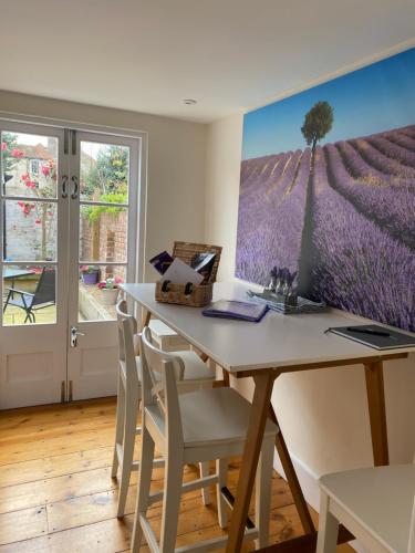 ein Esszimmer mit Tisch und Stühlen in der Unterkunft Cheerful 2 Bedroom Cottage in Central Canterbury in Kent