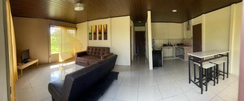 a living room with a couch and a kitchen at Casa Esperanza in Río Cuarto