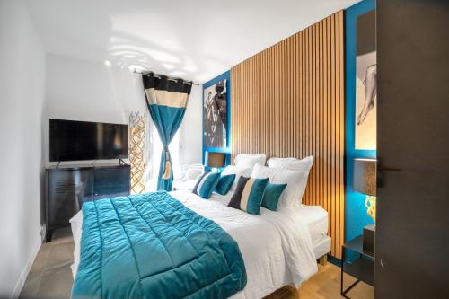 Un dormitorio con una cama grande con almohadas azules. en Luxury apartment 200 meters from Place des Lices, en Saint-Tropez