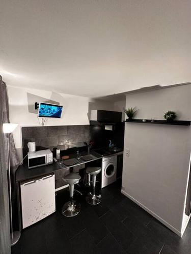 une cuisine avec un évier et un plan de travail dans l'établissement Superbe studio avec piscine ext, à Antibes