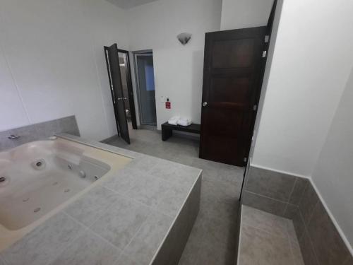 Phòng tắm tại Hotel Mediterraneo