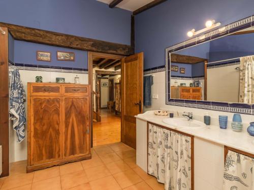 ein Badezimmer mit einem Waschbecken und einem großen Spiegel in der Unterkunft Espectacular casa con encanto in Cubas