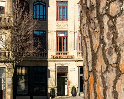 um grande edifício de pedra com uma placa em Axis Porto Club Aliados em Porto