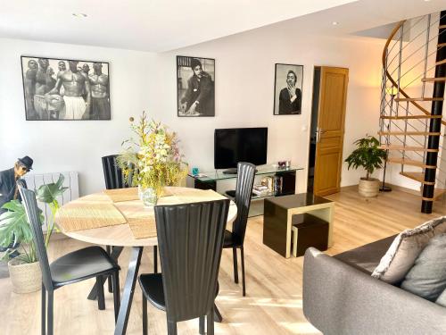 Televízia a/alebo spoločenská miestnosť v ubytovaní Appartement Léonard, comme à la maison - Vieux Lille