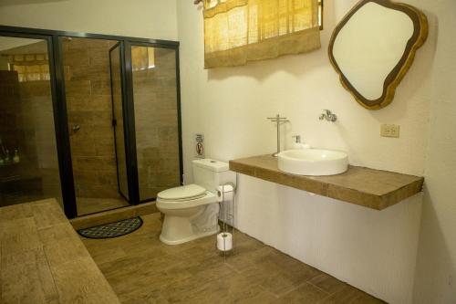 Et badeværelse på Las Ceibas Resort