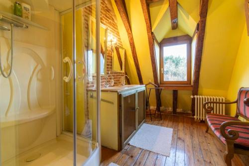 La salle de bains est pourvue d'une douche, d'un lavabo et d'une baignoire. dans l'établissement Manoir de la Maison Blanche, à Amboise