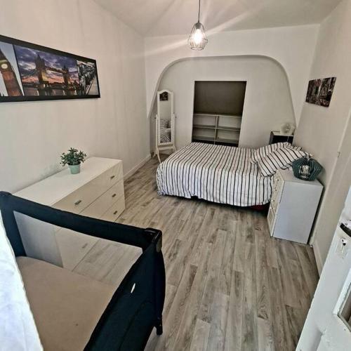 En eller flere senge i et værelse på Appartement centre ville terrasse jardin garage chez Priscilla