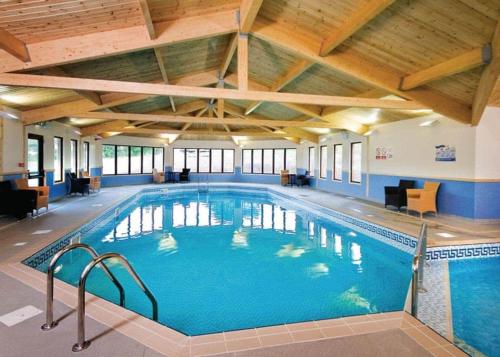 une grande piscine intérieure dans un bâtiment dans l'établissement Praa Sands Holiday Park, à Saint Hilary