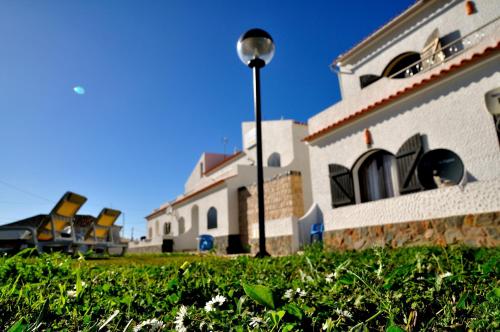 a street light in front of a building at Tonel Apartamentos Turisticos in Sagres