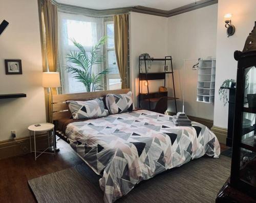 250 Charming Studio Downtown