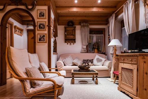 a living room with a couch and a tv at SciliarGuestHouse-due piani parcheggio privato in Castelrotto